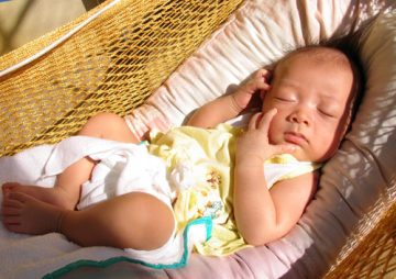 Cách tắm nắng cho trẻ sơ sinh bị vàng da