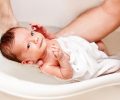 Tắm cho trẻ sơ sinh bằng gì là tốt nhất-4