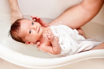 Tắm cho trẻ sơ sinh bằng gì là tốt nhất