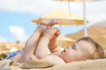 Cách tắm nắng cho trẻ sơ sinh theo hướng dẫn của bác sĩ