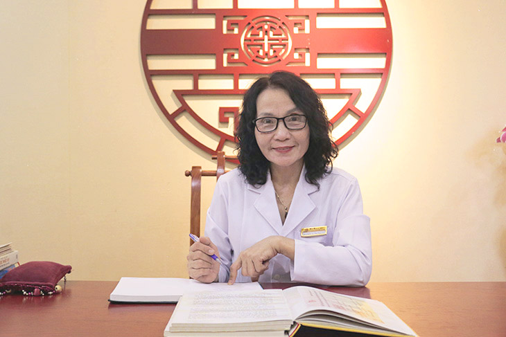 Thầy thuốc Ưu tú Lê Phương có hơn 40 năm kinh nghiệm điều trị bệnh